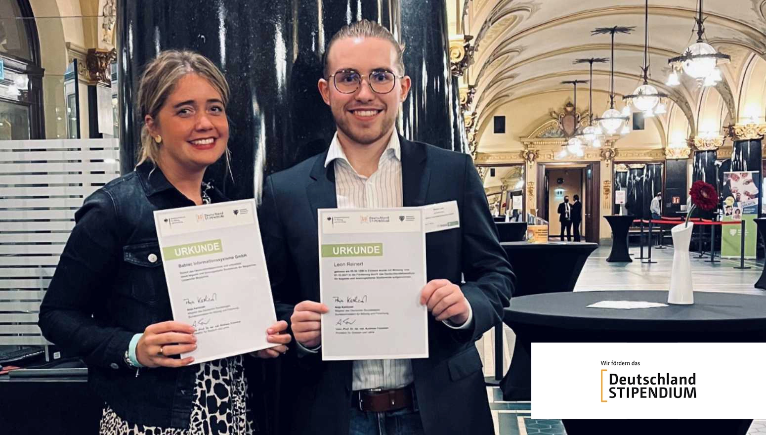 Übergabe des Deutschlandstipendiums Babtec-Mitarbeiterin Alina mit dem Stipendiaten bei der Übergabefeier