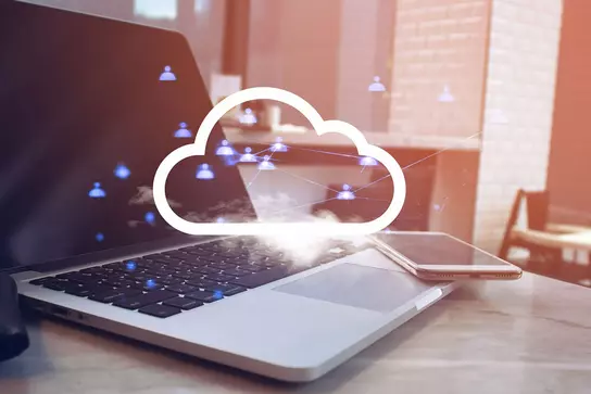 Cloud-Technologien oder On-Premises-Software? Cloud-Technologien: ein mit einer Cloud verbundener Laptop