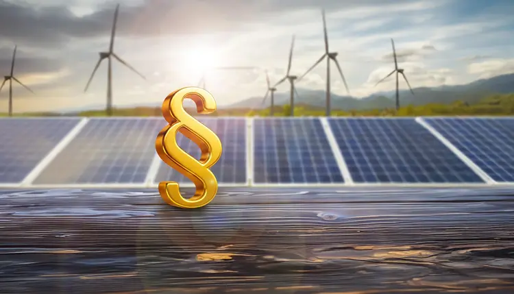 Energieeffizientes Wirtschaften nach dem Energieeffizienzgesetz Energieeffizienzgesetz: Paragraphenzeichen, Solaranlagen und Windräder
