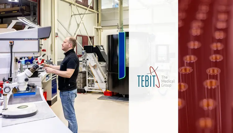 Case Study von TEBIT Mitarbeiter arbeitet in der TEBIT-Fertigung