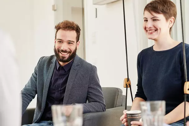 Babtec-Mitarbeiter Felix in einem Meeting mit seiner Kollegin