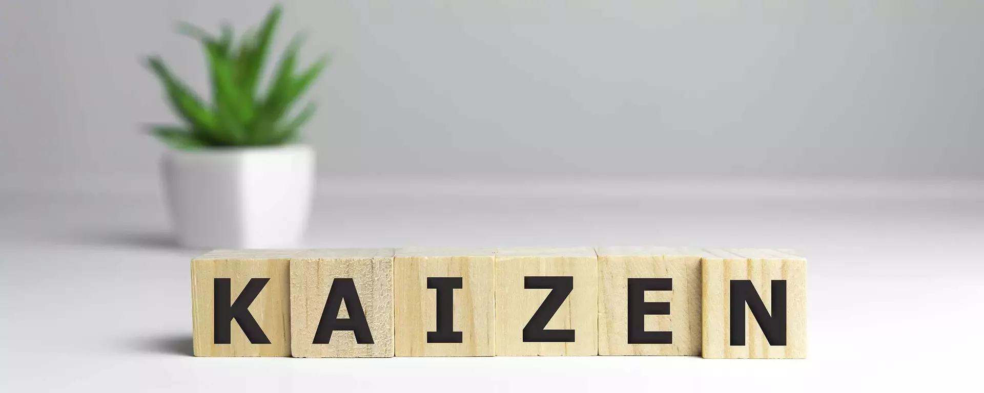 Holzklötze mit der Aufschrift "Kaizen"