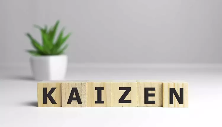 Holzklötze mit der Aufschrift "Kaizen"