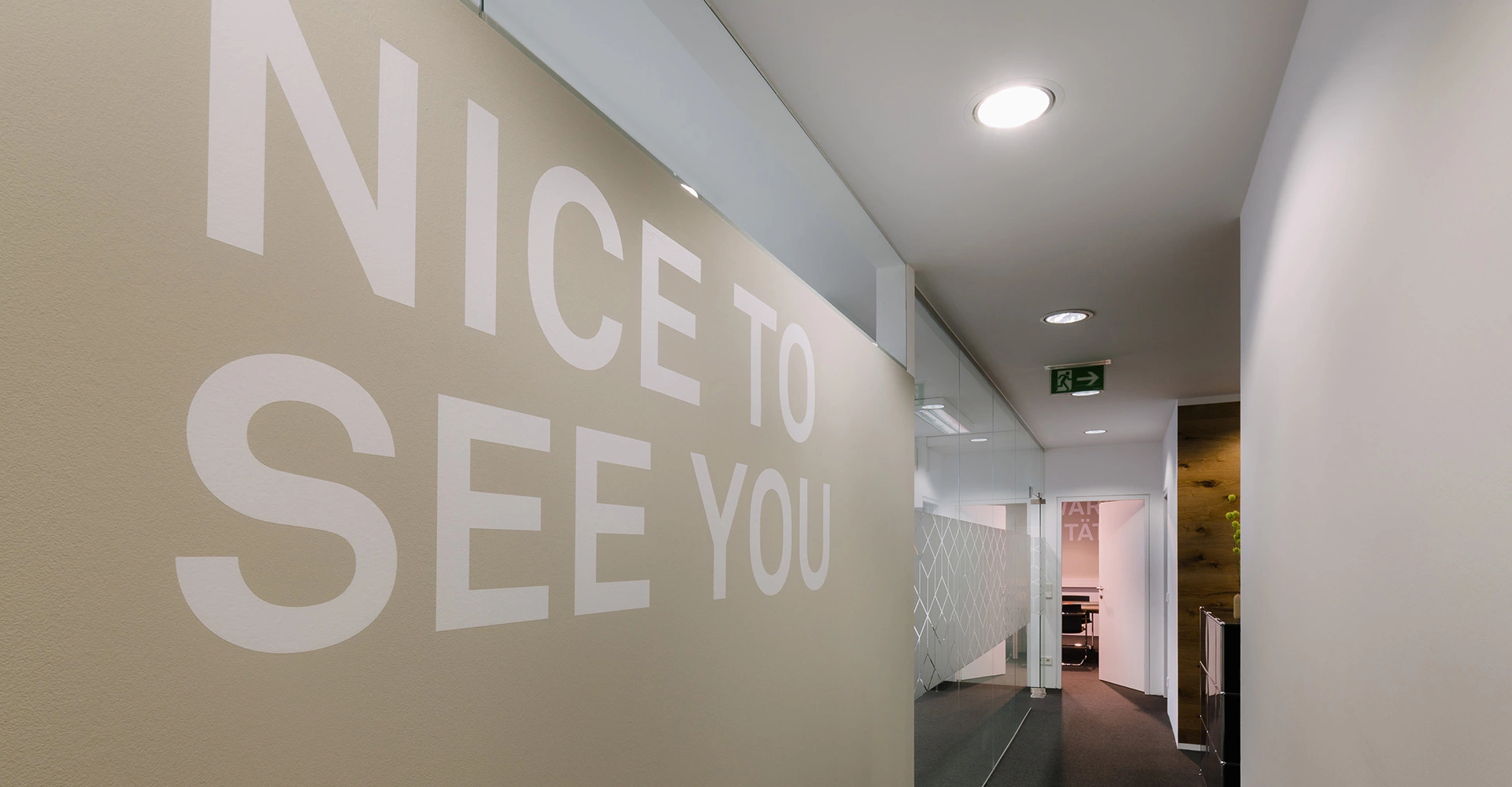 Flur in unserem österreichischen Büro mit dem Schriftzug "Nice to see you"