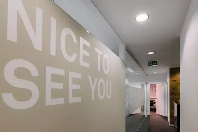 Flur in unserem österreichischen Büro mit dem Schriftzug "Nice to see you"