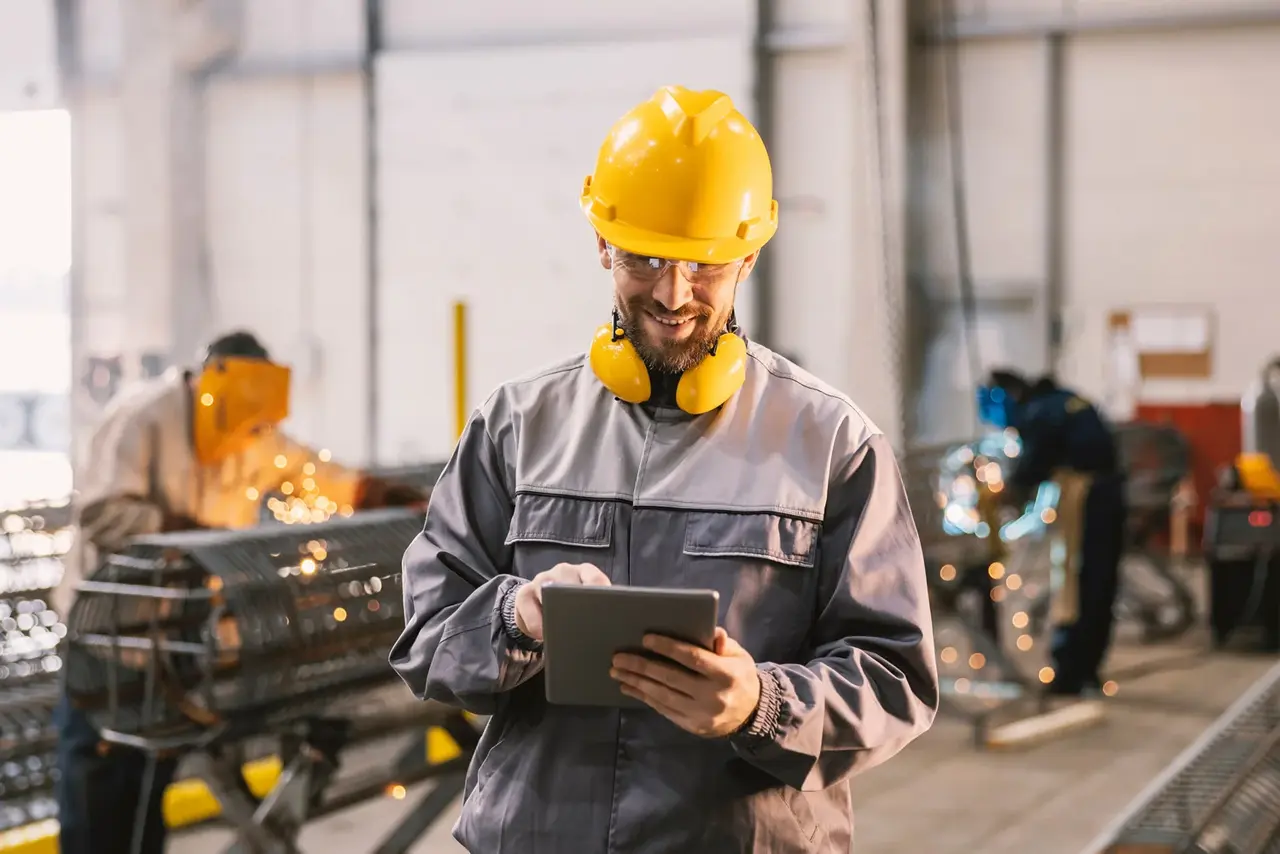 Mitarbeiter in einer Werkshalle am Tablet