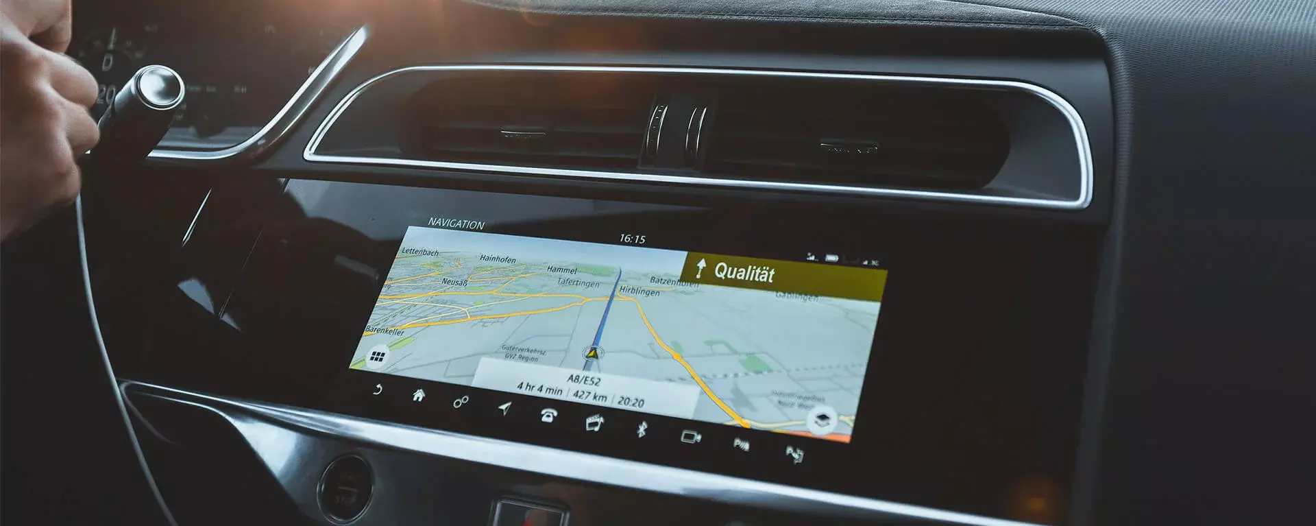 Navigationsgerät im Auto, das den Weg zur Qualität weist