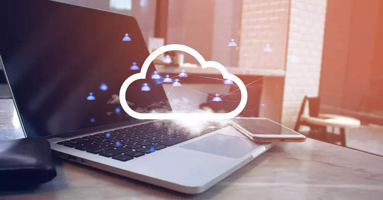 Cloud-Technologien oder On-Premises-Software? Cloud-Technologien: ein mit einer Cloud verbundener Laptop