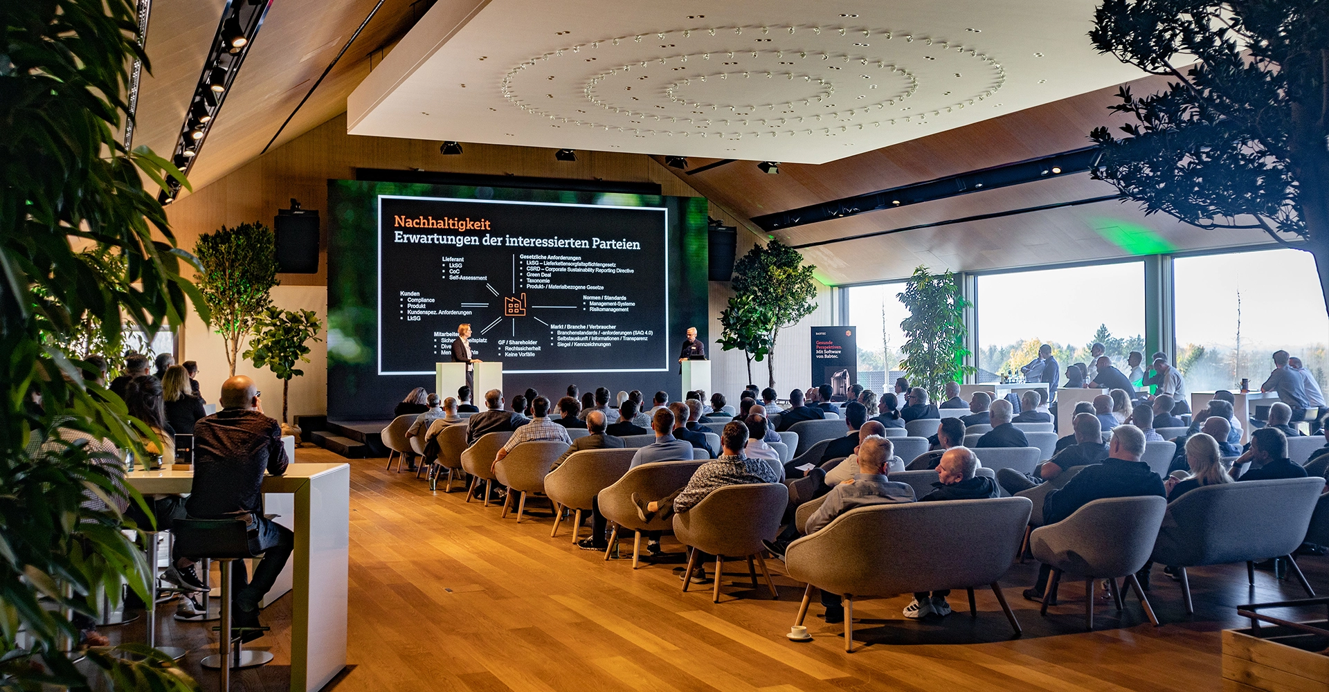 Viele Besucher haben sich beim Q.Event im Öschberghof versammelt.