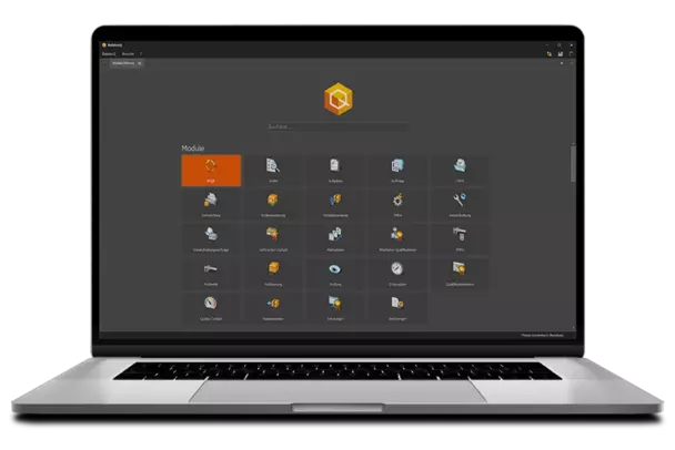 Laptop, darauf QM-Software BabtecQ