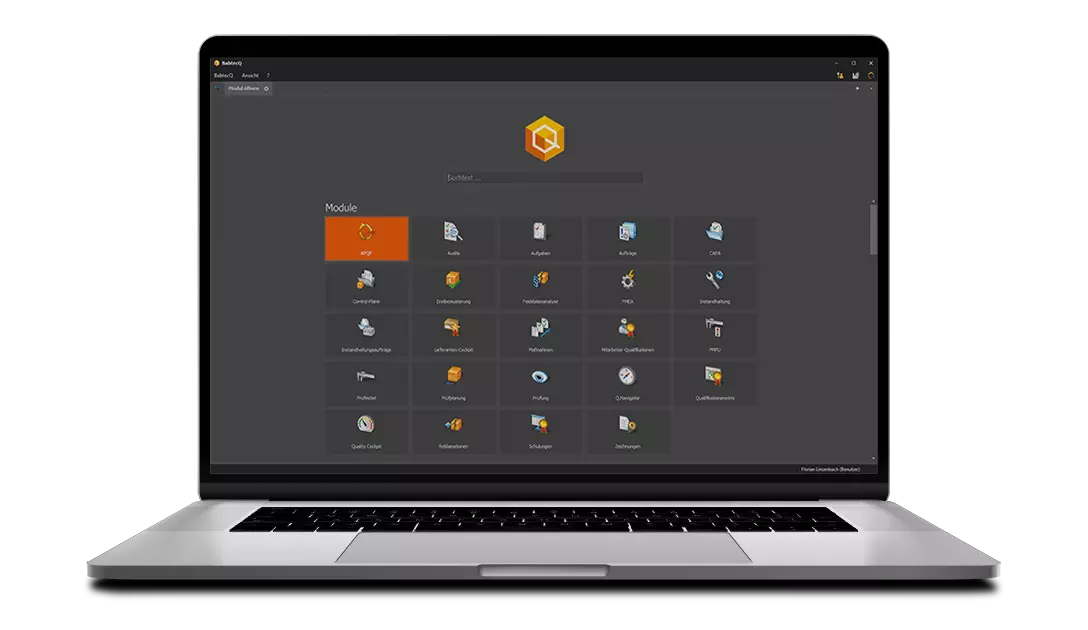 Laptop, darauf QM-Software BabtecQ