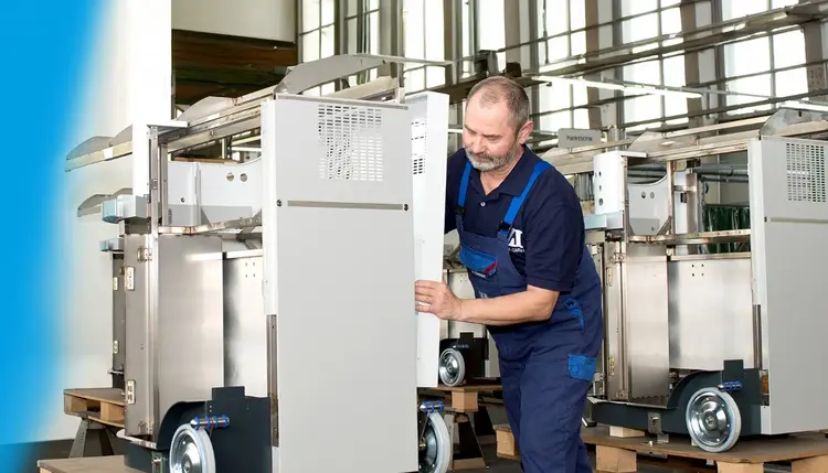 Case Study: ZI Jena GmbH Ein Mitarbeiter von ZI Jena bei der Arbeit