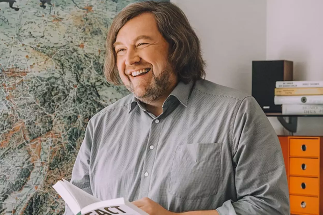 Markus Reimer mit einem Buch in den Händen