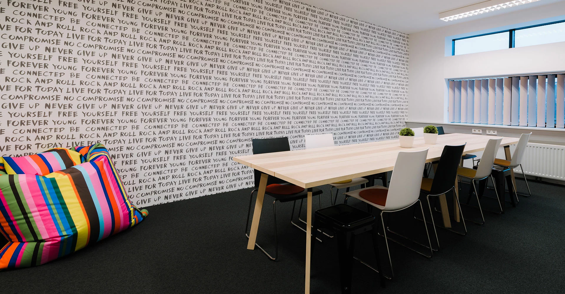 Pausenraum mit stylischer Motivationstapete in unserem Welser Office