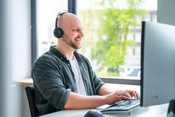 Christian an seinem Arbeitsplatz im IT-Büro