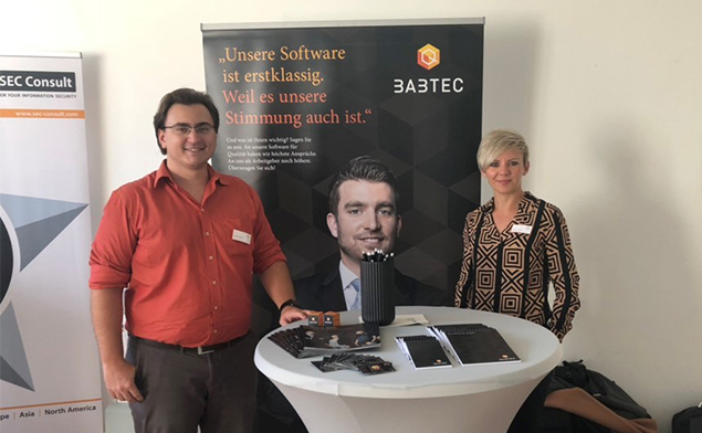 Zwei Personen die am Babtec Stand der Karriereboerse stehen