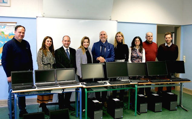 Gruppenfoto mit mehreren Laptops