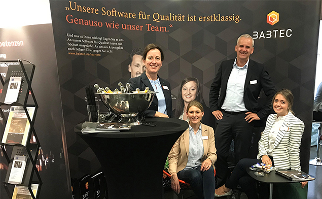 Alina Ziehn und weitere Babtec-Mitarbeiter am Babtec-Stand des Recruiting Tages 2018